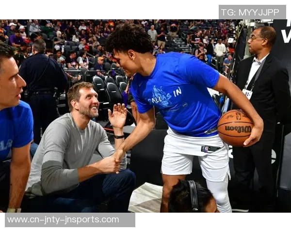 独行侠老板现场观战NBA中国赛女兆日月笑容成经典表情包 独行侠老板现场观战NBA中国赛女兆日月笑容成经典表情包