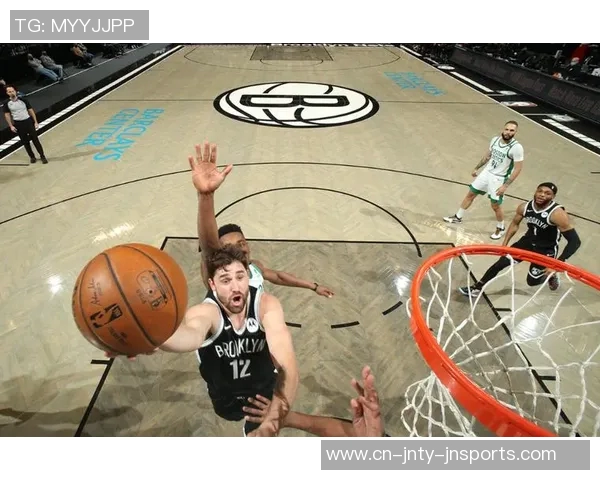 小南斯篮下强势进攻旱地拔葱单臂暴扣展现霸主风范